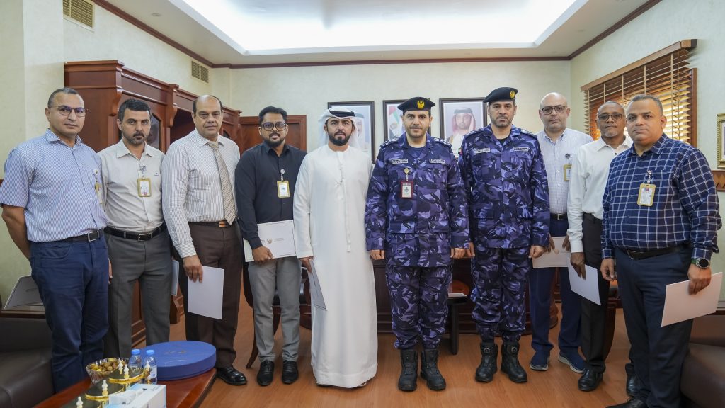 شرطة عجمان تكرم عدداً من الموظفين المتميزين بإدارة الشؤون المالية