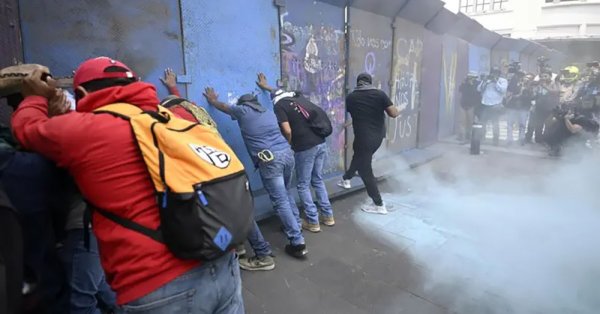 الشرطة المكسيكية تشتبك مع مدرسين محتجين قبل انطلاق كأس العالم