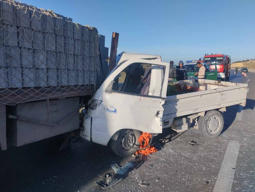 وفاة شخصين و إصابة آخر حادث اصطدام بين شاحنتين ببشار