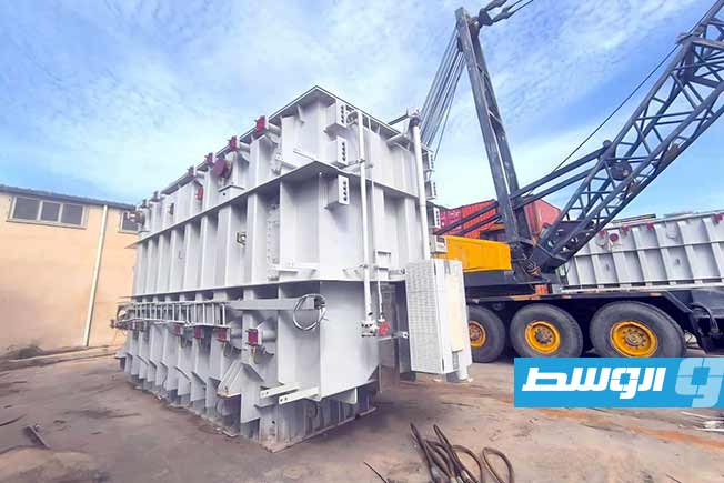 «الكهرباء»: استيراد محول إيطالي لمحطة أم الجداول في براك الشاطئ