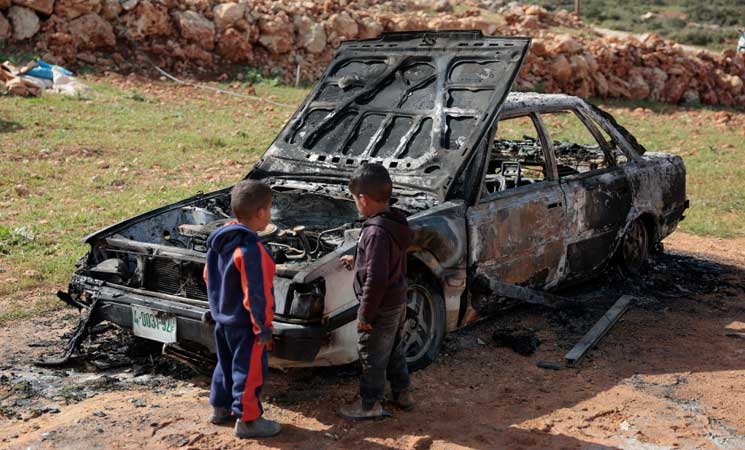 الضفة.. مستوطنون يصيبون 10 فلسطينيين ويحرقون 11 مركبة ومنزلين- (صور وفيديو)