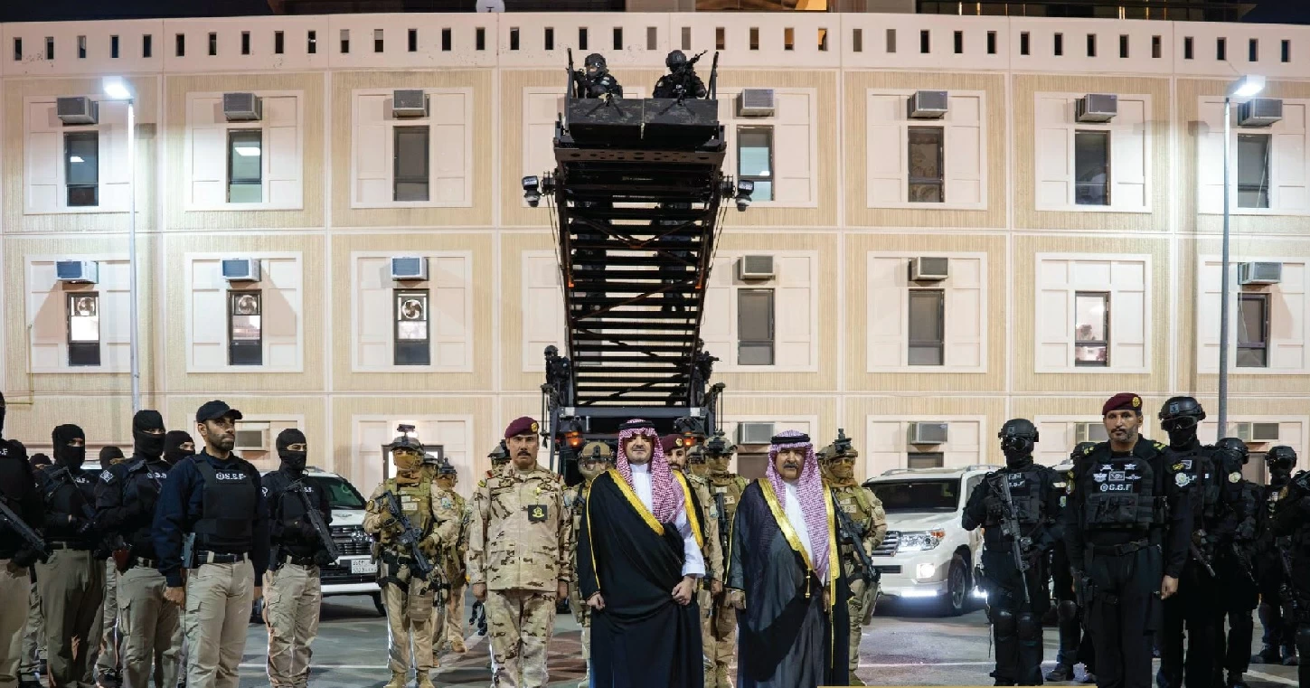 وزير الداخلية يتفقد قوات الأمن الخاصة