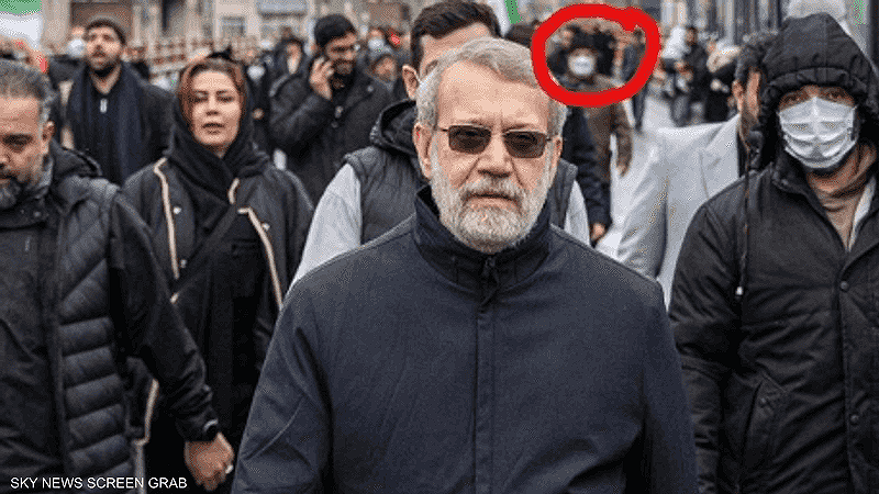 تنبأ باغتيال لاريجاني قبل أيام.. السبب“جاسوس” يظهر في خلفية الصورة