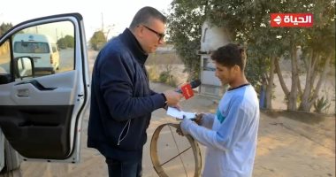 عمرو الليثي يمنح شاب مكافح جائزة مالية 5 آلاف جنيه ببرنامج "أجمل ناس"