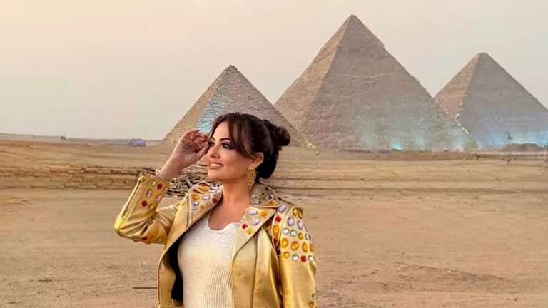 الفنانة بشرى تتألق أمام الأهرامات بإطلالة مثيرة للجدل