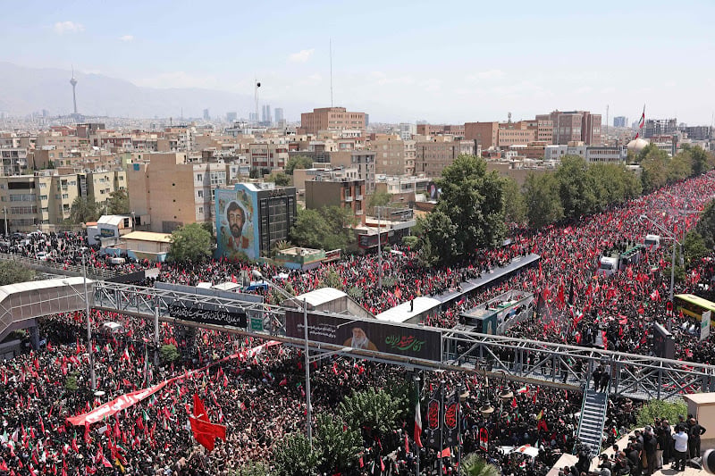 ملايين الإيرانيين يشيعون علي خامنئي في موكب جنائزي ضخم بطهران