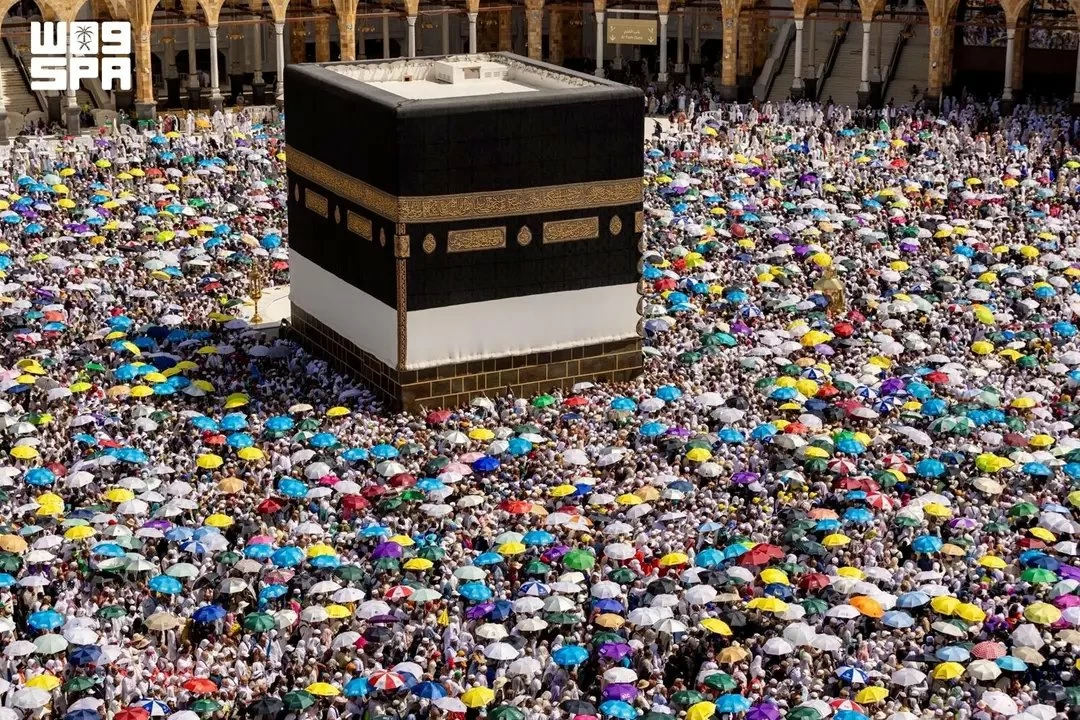 في رحاب البيت العتيق.. ضيوف الرحمن يودّعون أيام الحج بالطواف والدعاء