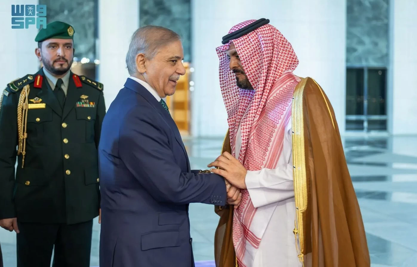 رئيس وزراء باكستان يُغادر جدة