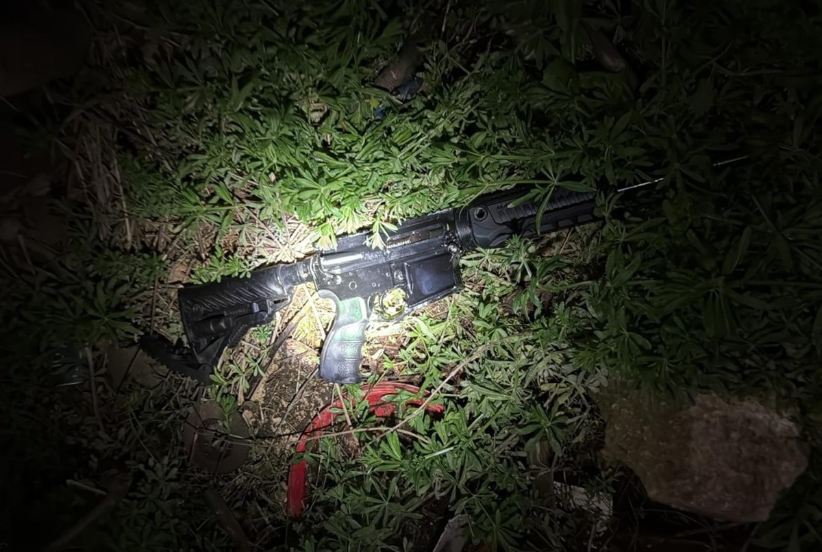 طوبا الزنغرية: اتهام شاب (22 عامًا) بحيازة M-16 ومحاولة الاختباء داخل مرحاض الجيران