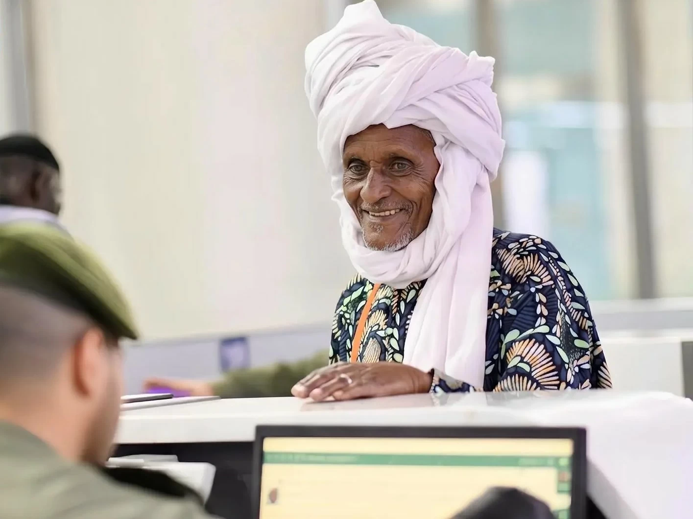 جوازات مطار الأمير محمد بن عبدالعزيز تستقبل أولى رحلات ضيوف الرحمن من بنين
