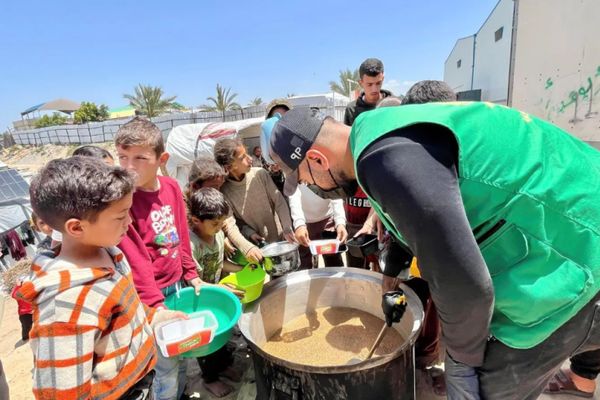 المملكة توزّع 24.500 وجبة غذائية ساخنة في قطاع غزة