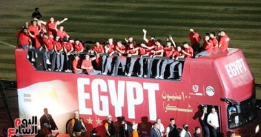 العميد ورفاقه يحيون الجماهير المصرية باحتفالية 100 مليون شكراً باستاد القاهرة