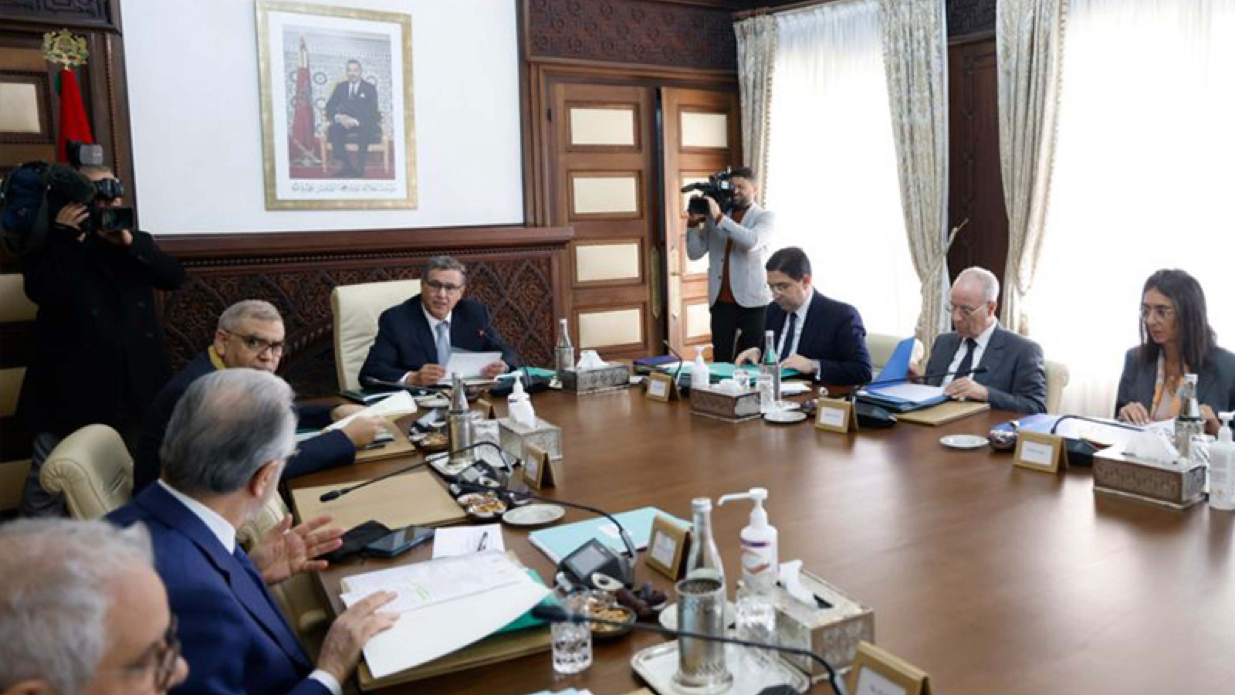 توجيهات جديدة للوزارات والإدارات.. أخنوش يوصي بتشديد تدبير نفقات الموظفين وبرمجتها لـ3 سنوات