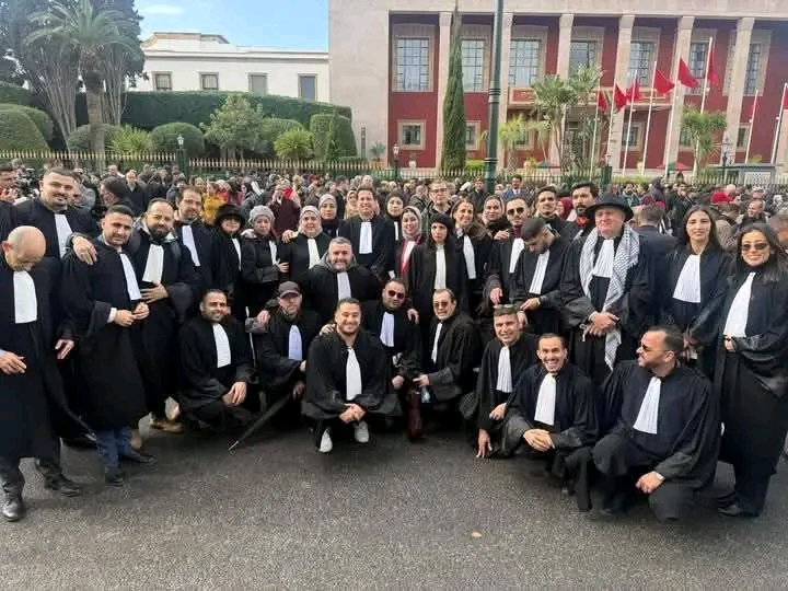 أخنوش يتدخل لنزع فتيل الأزمة.. تجميد مسودة قانون المحاماة وفتح باب الحوار