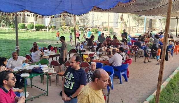 فسيخ ورنجة بالمجان للجميع.. بهجة شم النسيم في الكنيسة الإنجيلية بأسيوط (صور)