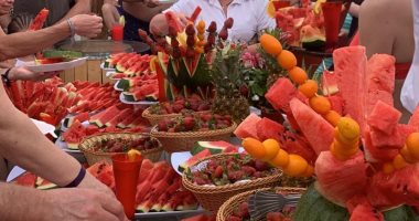 كرنفال البطيخ والفراولة على شواطئ مرسى علم تستقطب سياح أوروبا للاستمتاع بسحر الطبيعة.. عرض كميات ضخمة بأشكال مبتكرة.. والزوار يلتقطون صورًا تذكارية لتوثيق أيام عطلاتهم على سواحل البحر الأحمر