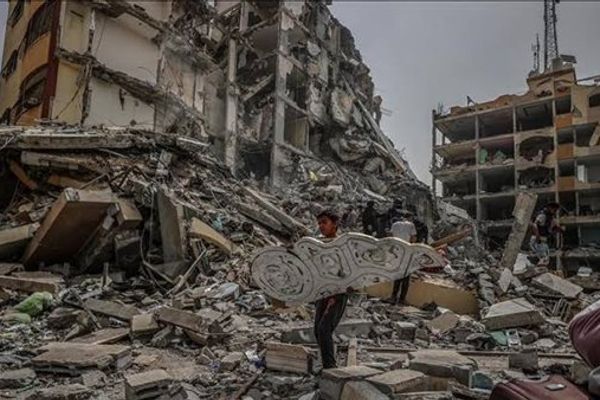 مشاهد للحظة استهداف الاحتلال منطقة كورنيش المزرعة بالعاصمة بيروت (فيديو)