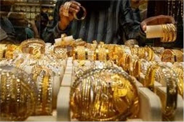 بعد تراجع 100 دولار.. الذهب يقلص خسائره في بداية تعاملات الأربعاء بالبورصة العالمية