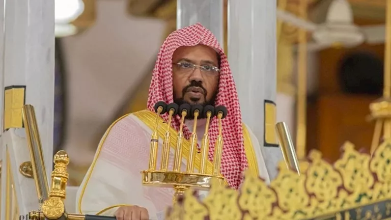 خطيب المسجد النبوي: لا يغتر بالدنيا غافل مغتر ولا ييأس ذو كرب وضر