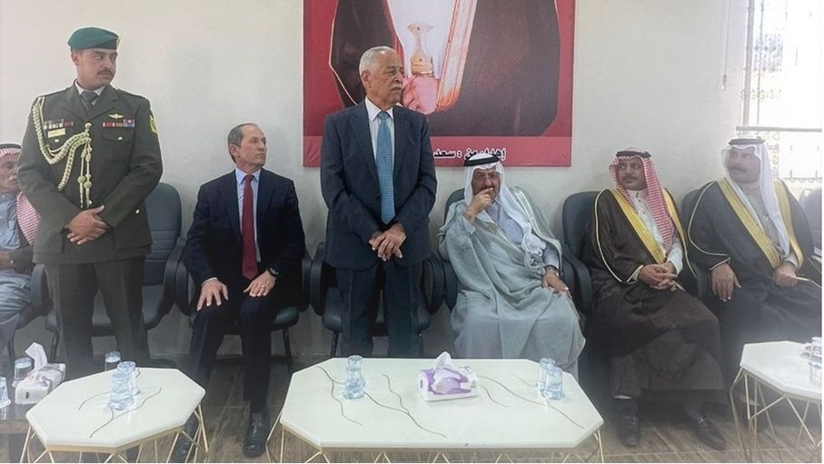 مندوبا عن الملك وولي العهد.. العيسوي يعزي عشيرة الشورة