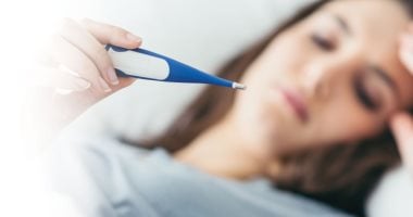 الحمى المتكررة.. متى تكون علامة تحذيرية على وجود مرض كامن خطير؟