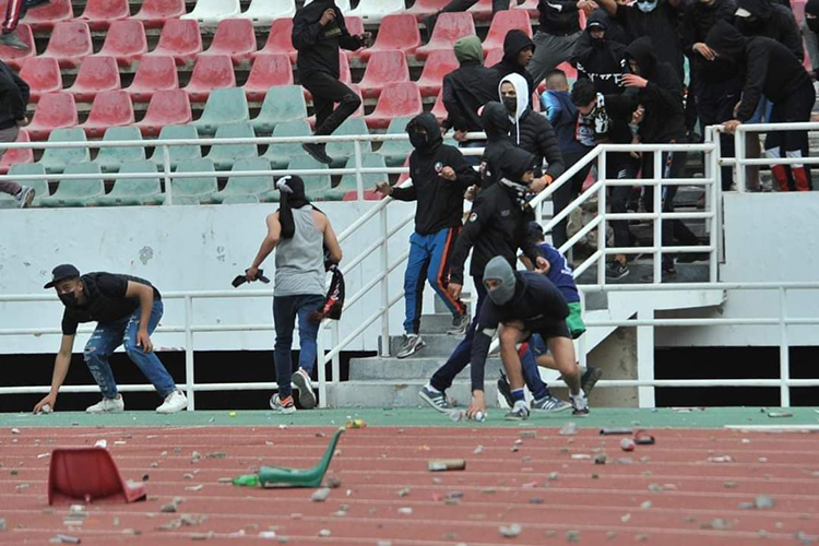 كاميرات توثّق تحوّل رجال الشرطة إلى ضحايا في الملاعب!