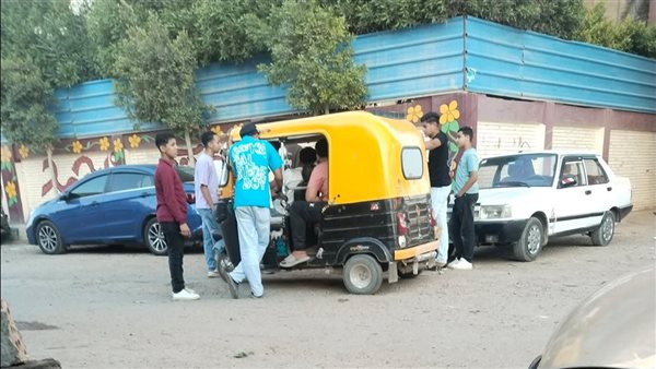 التوك توك وسيلة نقل طلاب الشهادة الإعدادية بالإسكندرية لتأدية الامتحان (صور)