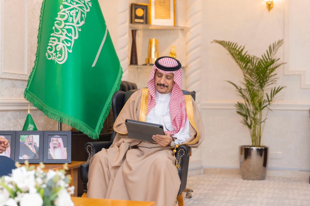 محافظ حفر الباطن يستعرض محاور تنظيمية وإجرائية لمبادرة "البيئة حياة"