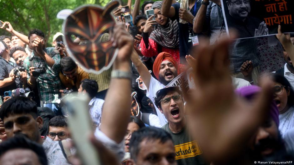 "الصرصور لا يموت".. من مزحة إلى حراك شبابي في الهند