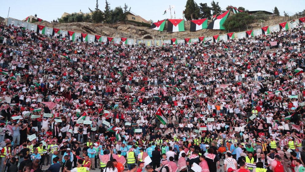 حشود اردنية هائلة تكتسي باللون الاحمر استعدادا لمواجهة الجزائر التاريخية في المونديال