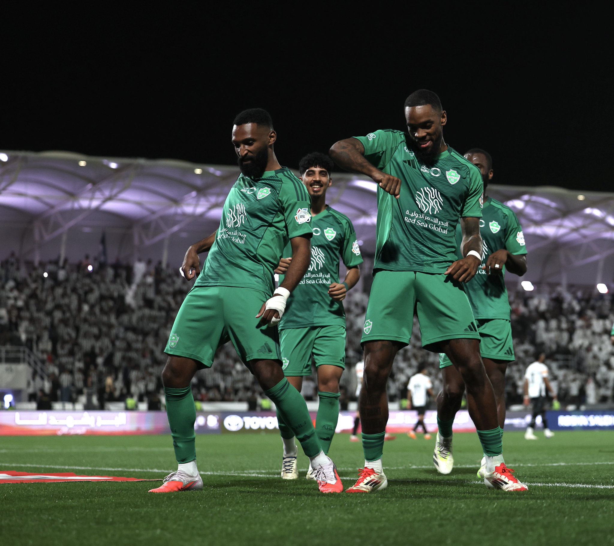 الأهلي يقسو على الشباب بخماسية ويكتب نهاية ألغواسيل