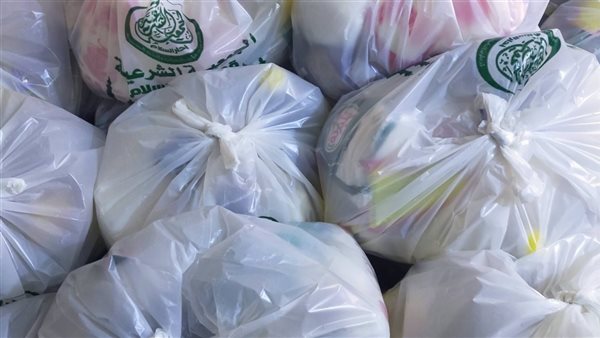 شباب قرية أولاد يحيى بسوهاج يوزعون 165 كرتونة و150 شنطة رمضان