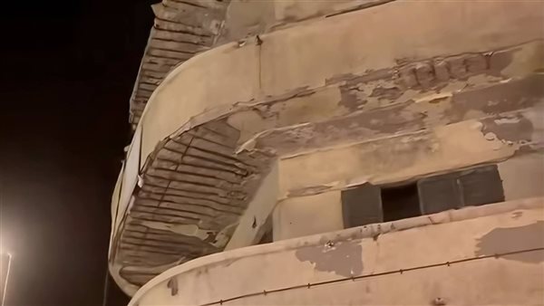 تهشم سيارتين في انهيار جزئي بعقار قديم بشارع الأرمن بالإسكندرية
