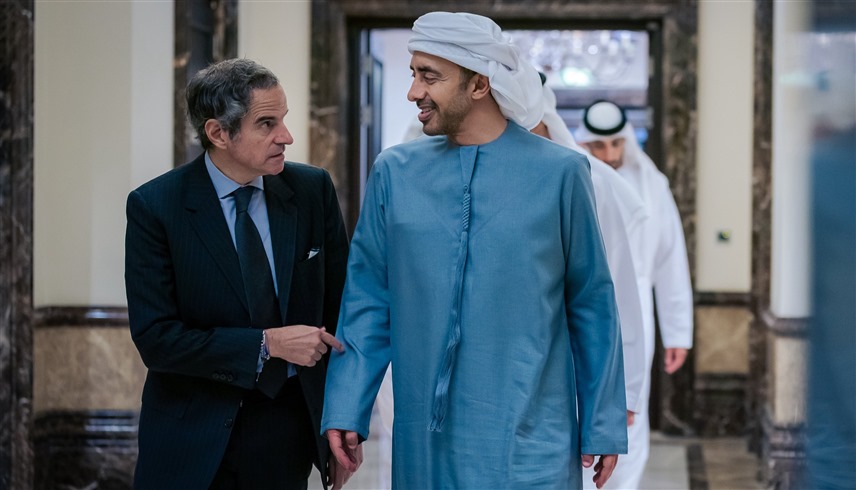 عبدالله بن زايد وغروسي يبحثان تداعيات الاعتداءات الإيرانية على أمن الملاحة والطاقة العالمية