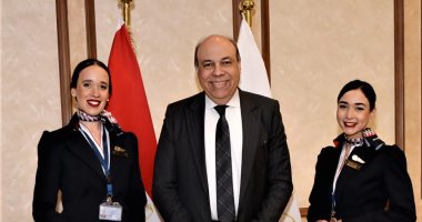 وزير الطيران يثمن أداء مضيفتين جويتين تقديرًا لتصرفهما الإنساني على متن رحلة