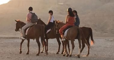 متعتك فى الرحلة دى.. رحلات السفارى الجبلية بغرب الأقصر وجهة السياح من أنحاء العالم.. رحلة العمر للأجانب تبدأ من اسطبلات الخيول والجمال.. وصحراء البر الغربى بالإضافة لتحليق البالون الطائر رغبة أوروبية