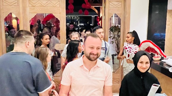 الأحمر يكسو شرم الشيخ.. كرنفالات عيد الحب ترفع الإشغالات لأكثر من 90%