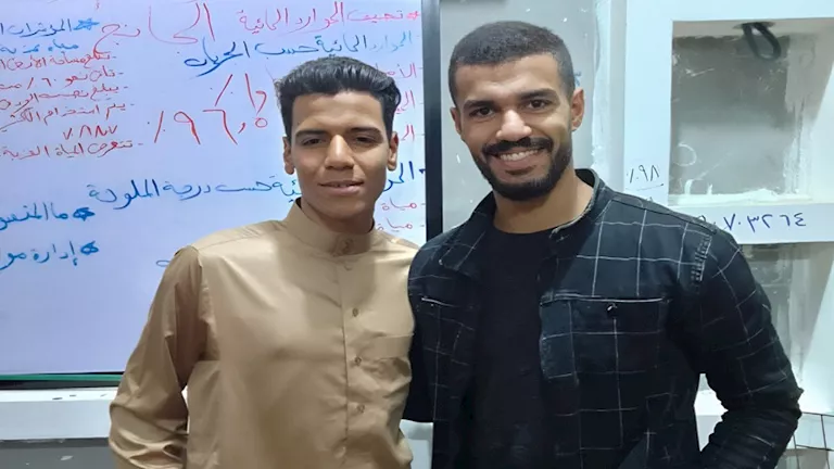 "بطلع أشتغل يا مستر".. مدرس ينعى طالبًا أحد ضحايا حادث السادات