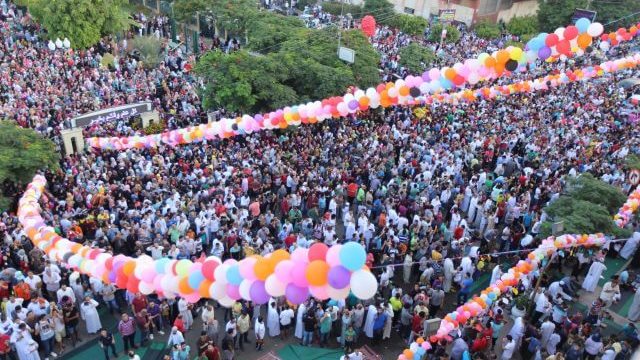 حكم صلاة الرجال بجوار النساء في العيد