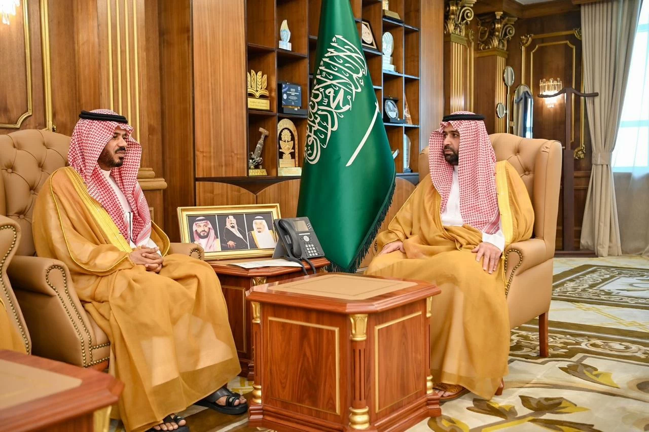 أمير جازان يطلع على تقرير أعمال التشغيل والصيانة لمدارس المنطقة