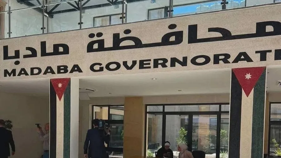 حافلات لنقل المواطنين مجانا إلى مقر محافظة مادبا الجديد