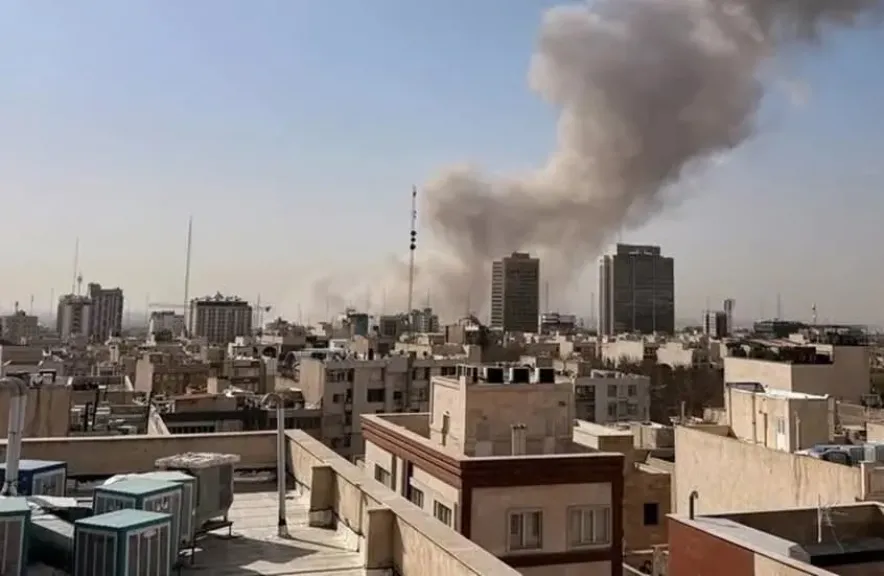 إسرائيل تُعلن ضربات ”واسعة النطاق” على طهران في تصعيد خطير للحرب الإقليمية