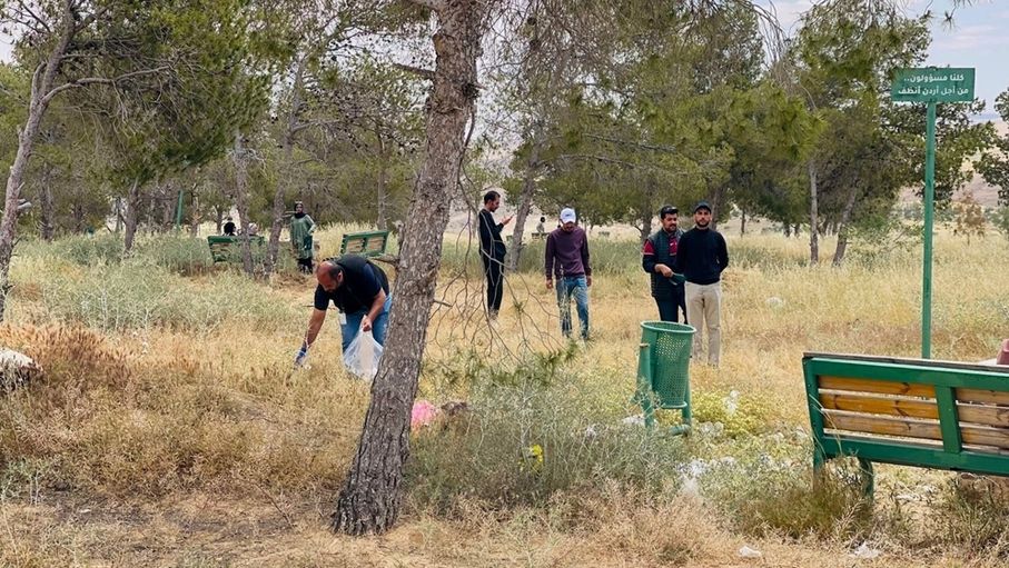 الكرك.. جهود رسمية وتطوعية تسابق الزمن لإنقاذ الغابات من مخلفات التنزه