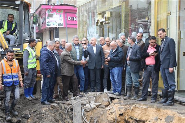 محافظ القاهرة يشرف على إصلاح كسر ماسورة مياه بشارع الترعة البولاقية