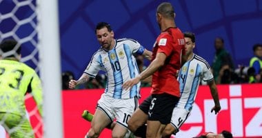 أسطورة إنجلترا يهاجم حكم مباراة مصر والأرجنتين: لا يمكن تطبيق القانون بمعيارين