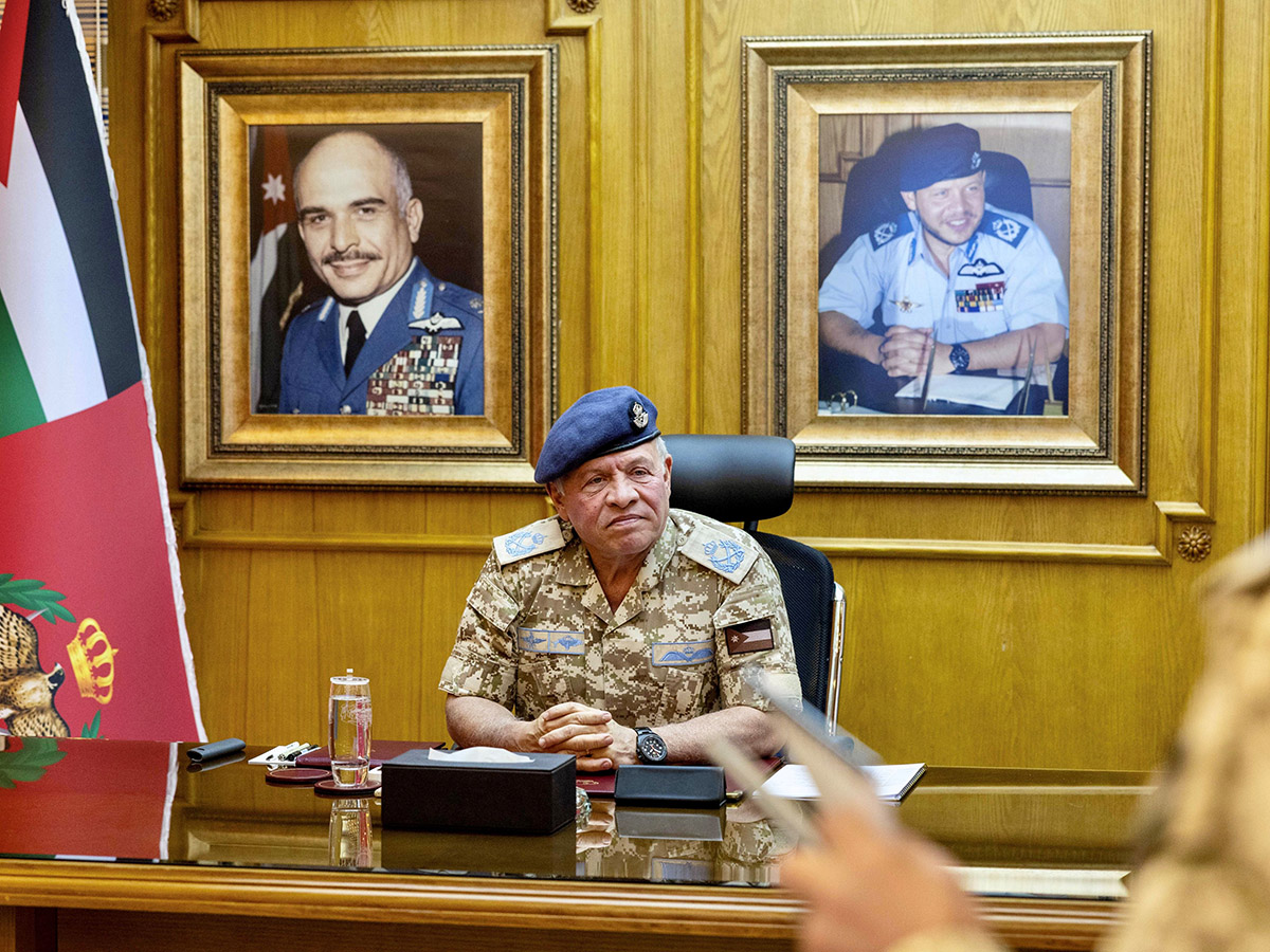الملك يزور قيادة سلاح الجو الملكي ويشيد بجهود منتسبي الجيش العربي