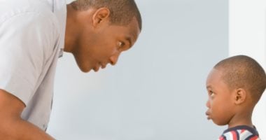 7 قواعد إتيكيت لازم تعلمها لطفلك من صغره.. طريقة الاعتذار للآخرين أبرزها