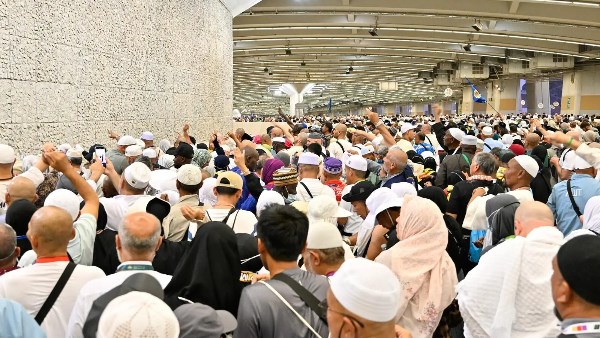 بث مباشر.. حجاج بيت الله يواصلون رمي الجمرات في ثاني أيام التشريق