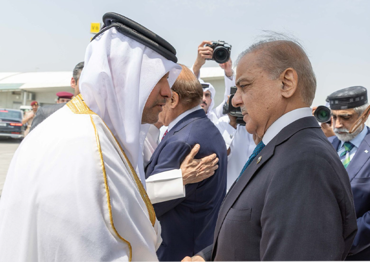 ‫ رئيس وزراء باكستان يصل الدوحة لتقديم العزاء في فقيد الوطن الكبير