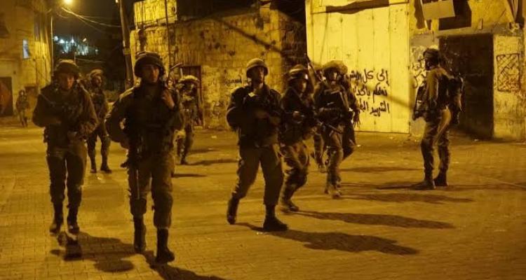 الضفة المحتلة تشهد حملة اقتحامات واسعة واعتقالات في عدة محافظات